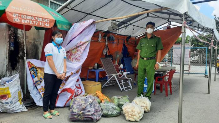 Trao quà đến người dân ở P.Phước Long A, P.Long Phước (ngày 17/09/2021)